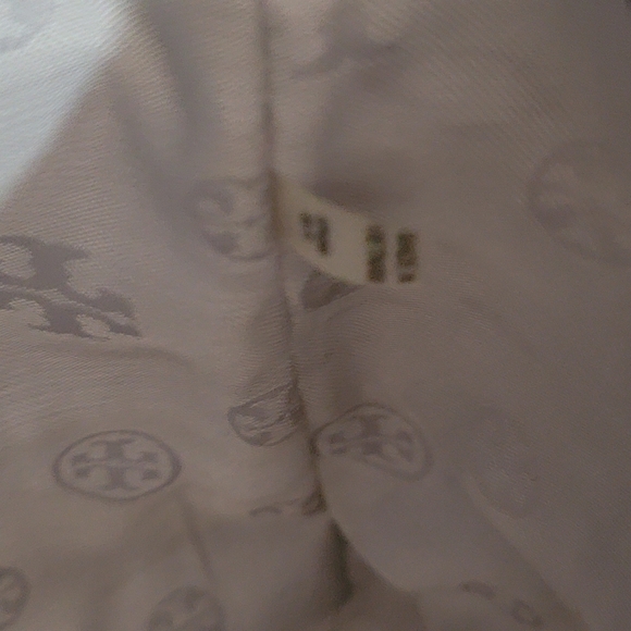 Stylish Gray Tote Bag with Spacious Design - Picture 4 of 16